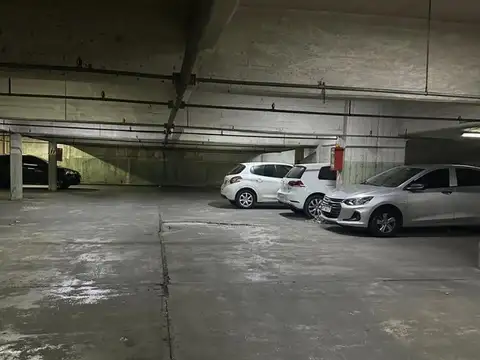 VENTA COCHERA CUBIERTA y AMPLIA EN VILLA URQUIZA