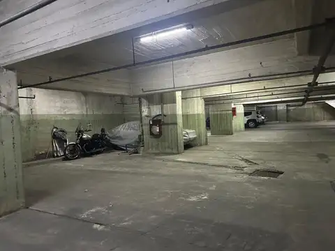 VENTA COCHERA CUBIERTA y AMPLIA EN VILLA URQUIZA