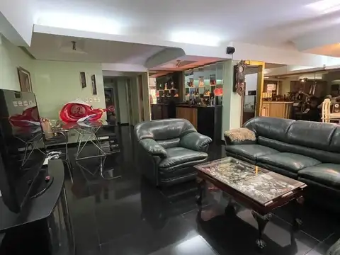 Hermoso piso de 6 amb al fte con balcón, dependencia , baule
