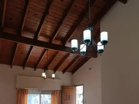 Casa en Alquiler con 2 cocheras