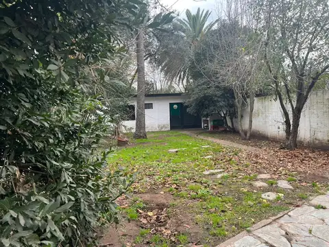 Casa 8 ambientes con 2 baños