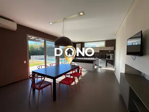 Casa en Alquiler con 4 cocheras