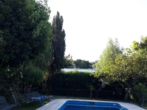 LOTE SALIDA A DOS CALLES 1390 mts CON CHALET Y PISCINA EN ESPECTACULAR UBICACION A METROS DEL ACCESO OESTE