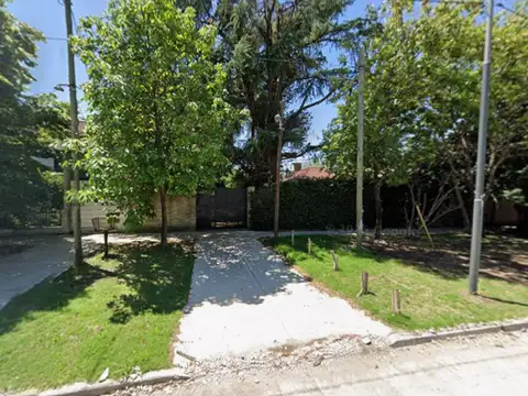 LOTE SALIDA A DOS CALLES 1390 mts CON CHALET Y PISCINA EN ESPECTACULAR UBICACION A METROS DEL ACCESO OESTE