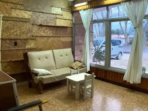 Casa 6 ambientes con 2 baños