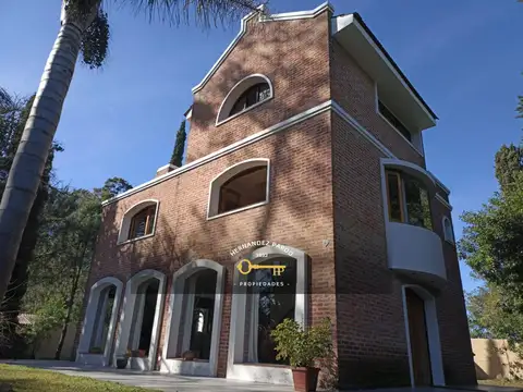 Casa en Venta con 2 cocheras