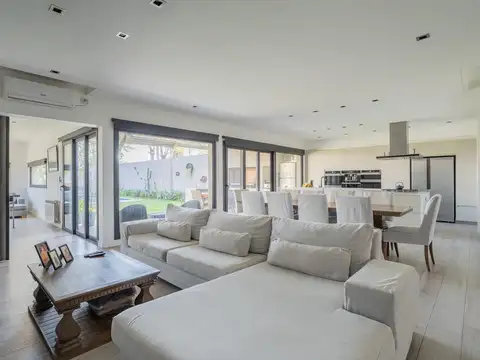 Casa en Venta con 4 cocheras