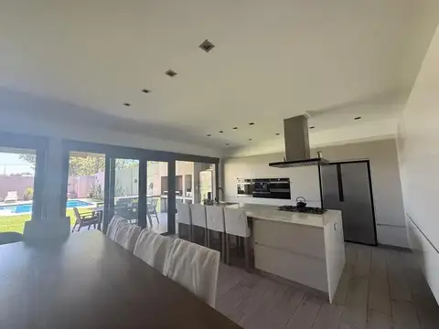 Casa 5 ambientes con 4 baños