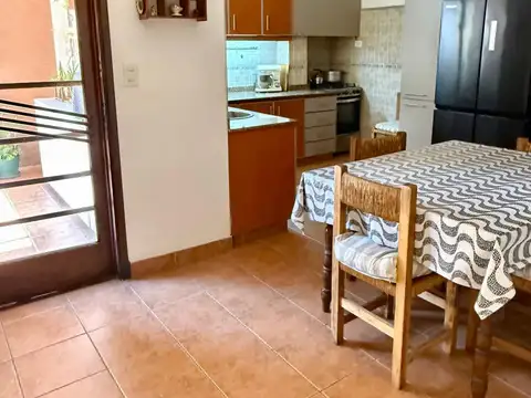 RESERVADA - IMPECABLE CASA,  A METROS DEL HIPODROMO, 3 dorm (2 en P.B.), 2 BAÑOS, PATIO Y TERRAZA