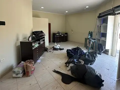 LOCAL EN ESQUINA  26 M2 APROX. CON BAÑO TODO A NVO CON PERSIANA Y VIDRIERA EN LA  ENTRADA