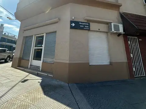 LOCAL EN ESQUINA  26 M2 APROX. CON BAÑO TODO A NVO CON PERSIANA Y VIDRIERA EN LA  ENTRADA