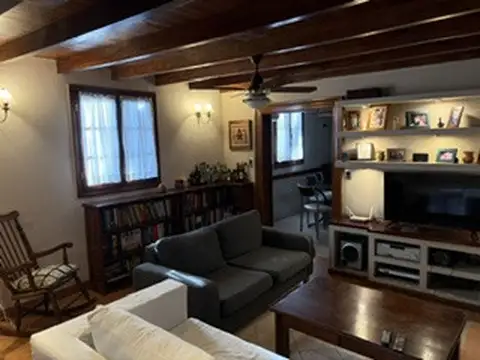 Casa 7 ambientes con 2 baños