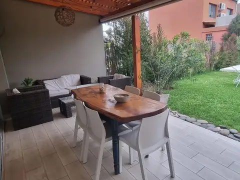 Casa en Alquiler Temporal con 2 cocheras