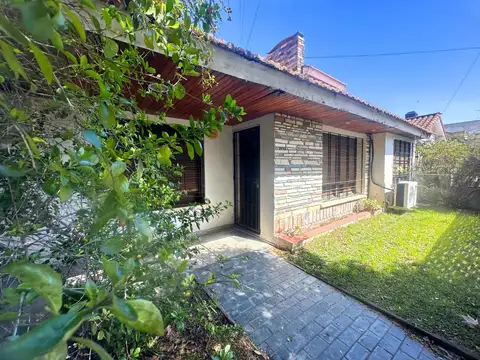 Oportunidad en Adrogué: amplia casa de 2 plantas en Castelli y Ramírez