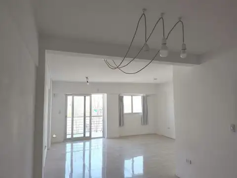 ALQUILER AMBIENTE Y MEDIO. BALCON. VILLA MITRE