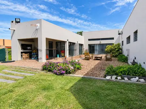 Casa 7 ambientes con 3 baños