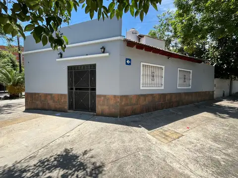 Casa en esquina 4 amb. con patio
