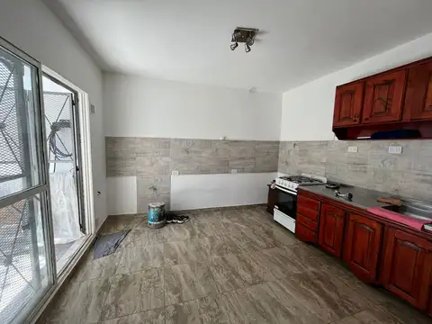 Casa en esquina 4 amb. con patio