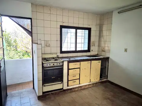 Casa 6 ambientes con 2 baños