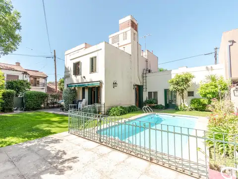 Sensacional casa antigua en pleno Martínez, con jardín, piscina y cerca de todo, en venta.