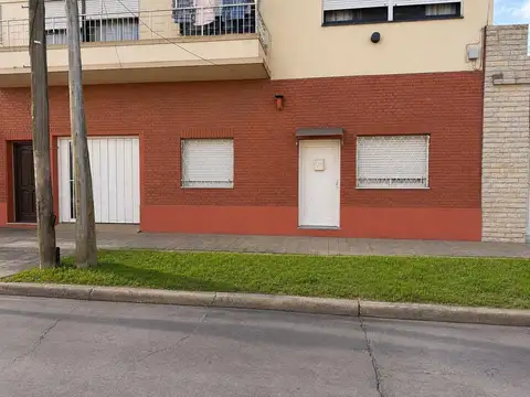 Muy buen PH planta baja frente con garage cubierto y patio