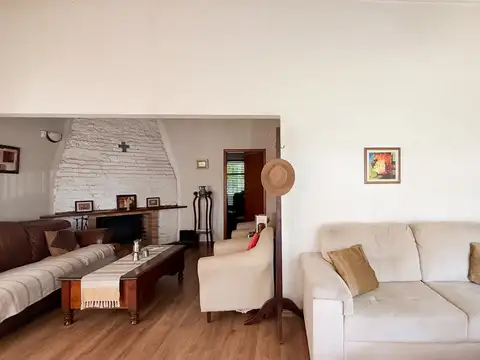 Casa 6 ambientes con 2 baños