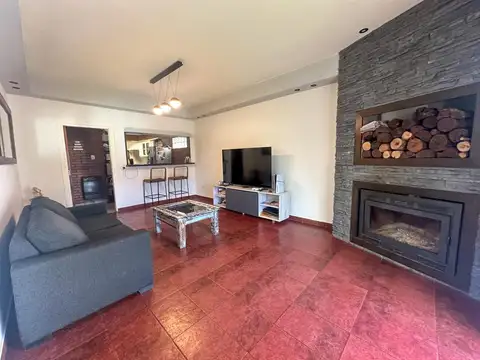 Casa 4 ambientes con 2 baños