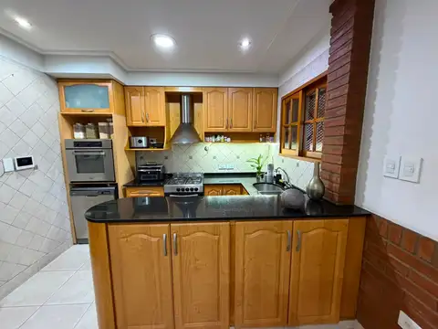 Casa 4 ambientes con 2 baños