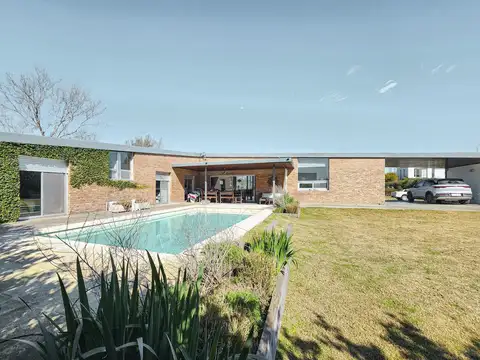 Casa de 3 dormitorios con gran diseño y pileta en Barrio Cerrado Puerto Roldan