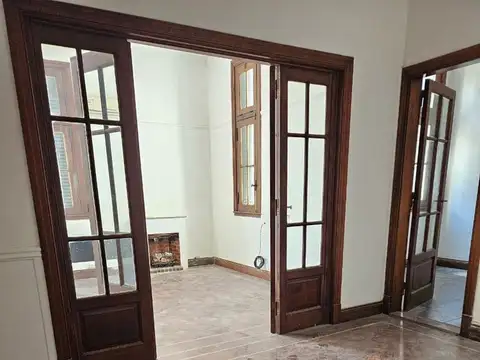 Amplio departamento con estilo clásico