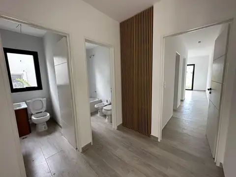 Casa 4 ambientes con 2 baños