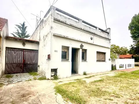 Casa a reciclar en amplio lote 10x40 - Esmeralda 1261