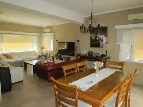 Casa 5 ambientes con 3 baños