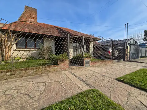 Chalet 5 amb. con garage triple y patio - Strobel y J. V. González