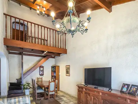 Chalet 5 amb. con garage triple y patio - Strobel y J. V. González