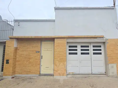 Venta  Casa  Ubicada En Calle 49 Entre 28 Y 29 - 2 Dormitorios - Cochera - Todo En Planta Baja