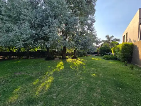 GRAN CHALET EN 634 M2 DE TERRENO - 3 DORM EN SUITE - ESCRITORIO