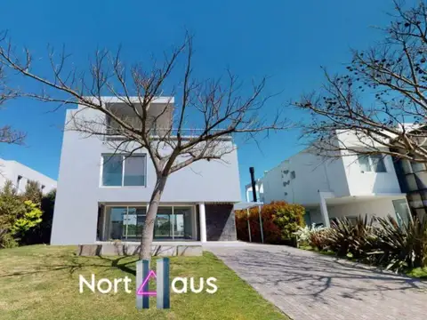 Hermosa casa en barrio Los Lagos