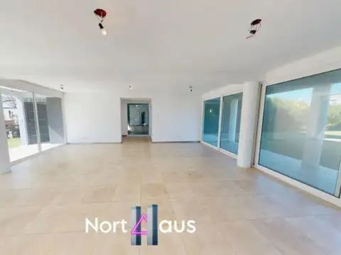 Casa en Venta con 3 cocheras