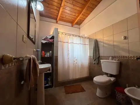 VENTA | CASA DE 3 DORMITORIOS CON JARDÍN Y PILETA – BARRIO TANGO, FISHERTON – APTO CRÉDITO