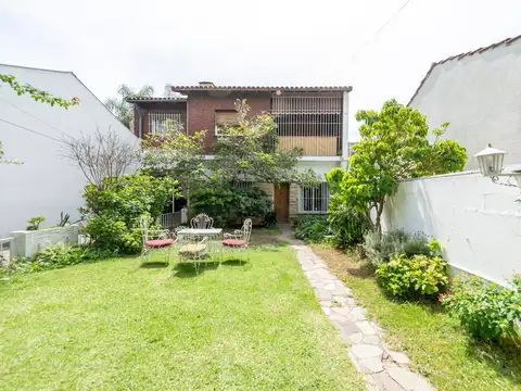 Casa multifamiliar Venta 7 amb. con jardin-Olivos