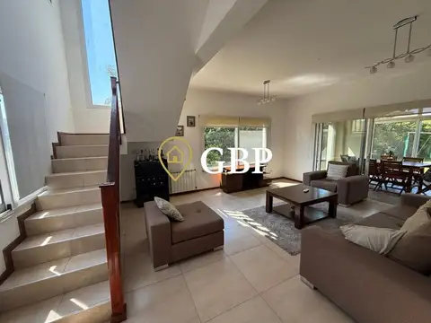 Casa 5 ambientes con 3 baños
