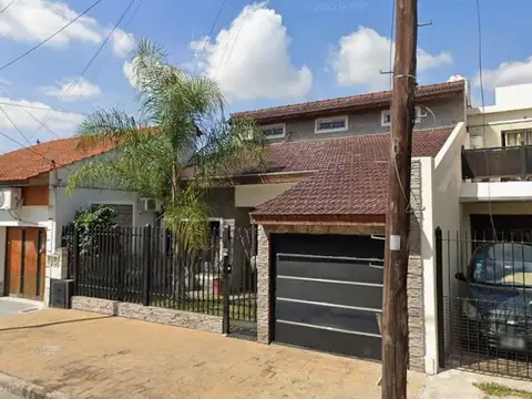 CASA 5 AMBIENTES EN VENTA RAMOS MEJÍA - COCHERA Y PILETA