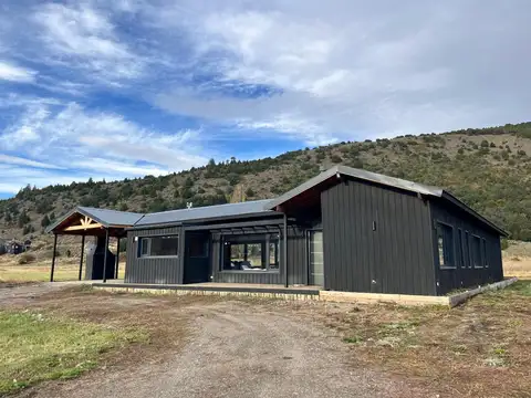 FINA PATAGONIA. Casa en venta de 3 dormitorios c/ cochera en San Martin de los Andes