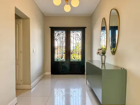 Casa 6 ambientes con 2 baños