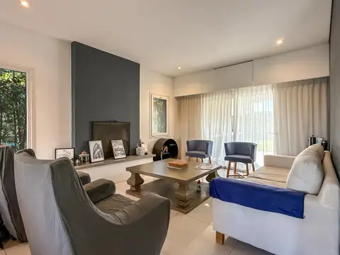 Casa en Alquiler con 3 cocheras