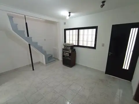 VENTA EXCELENTE PH, 3 1/2 AMBIENTES, LAVADERO Y TERRAZA, RECIEN PINTADO Y ACONDICIONADO