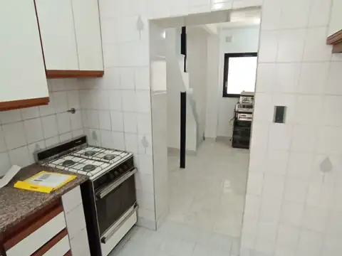 VENTA EXCELENTE PH, 3 1/2 AMBIENTES, LAVADERO Y TERRAZA, RECIEN PINTADO Y ACONDICIONADO