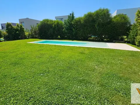 Casa en Venta - 6 Dormitorios 4 Baños - 660mts - Escobar-Puerto del Lago.