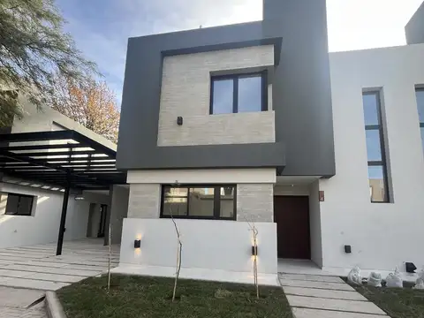 Casa en Venta con 2 cocheras
